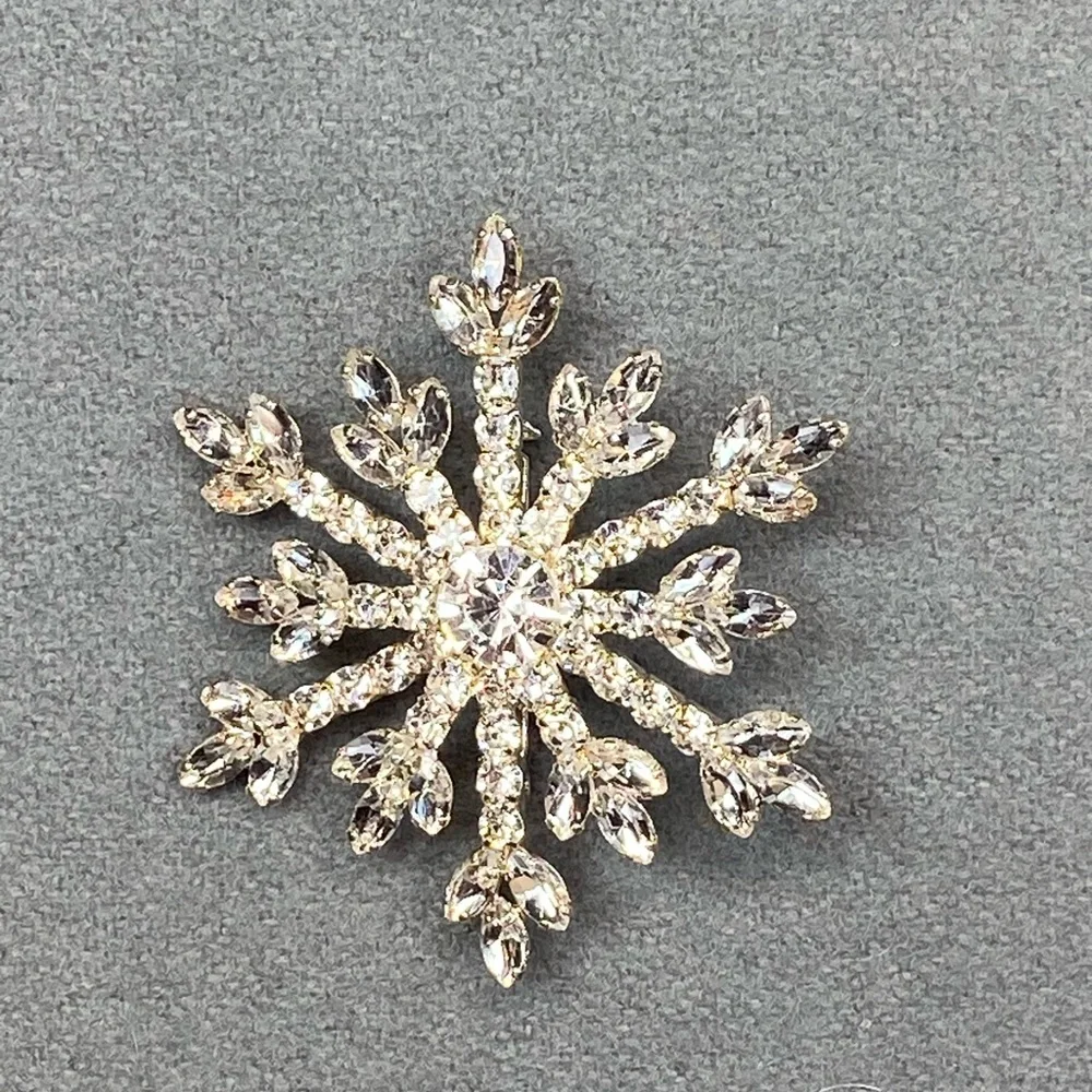 Rhinestone Snowflake Brooch Festive‎ Holiday 2” Gift Box